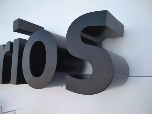Letras corpóreas retroiluminadas